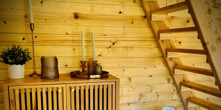 Plně vybavený tiny house na břehu řeky Ohře: terasa s grilem i ohniště