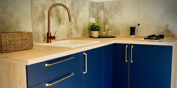 Plně vybavený tiny house na břehu řeky Ohře: terasa s grilem i ohniště