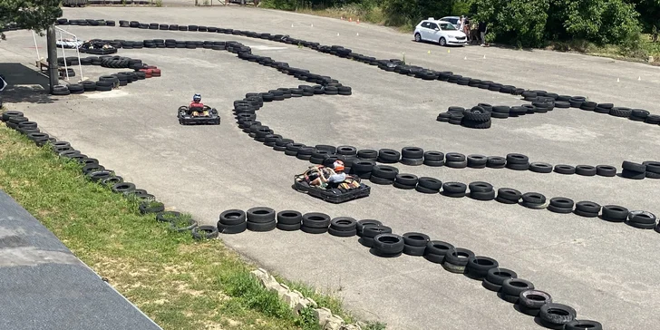 Pořádná dávka adrenalinu: až dvě 8min. jízdy na motokárách pro děti i dospělé