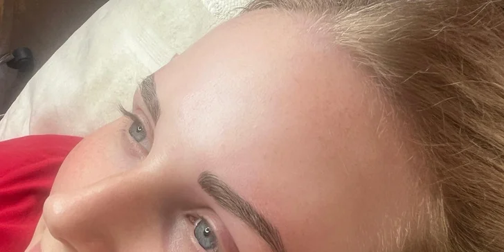 Permanentní make-up očních linek či obočí metodou microblading