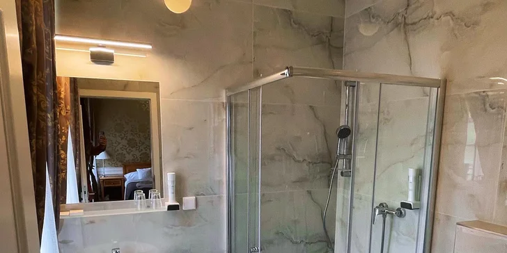 Dovolená v Zámeckém hotelu Lednice: terasa s výhledem na zámek, snídaně či polopenze a víno