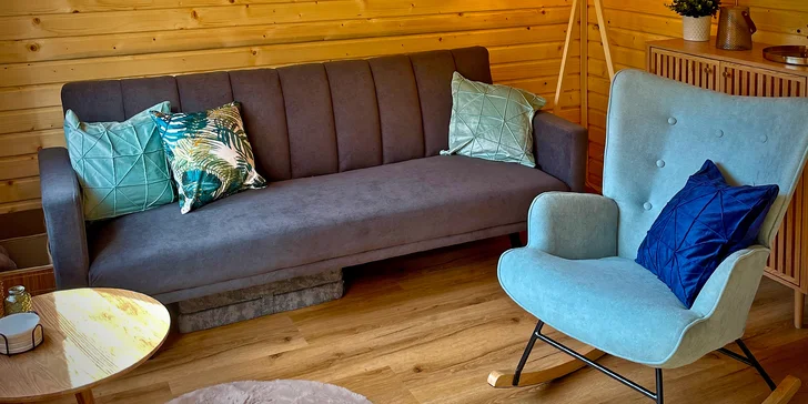 Plně vybavený tiny house na břehu řeky Ohře: terasa s grilem i ohniště