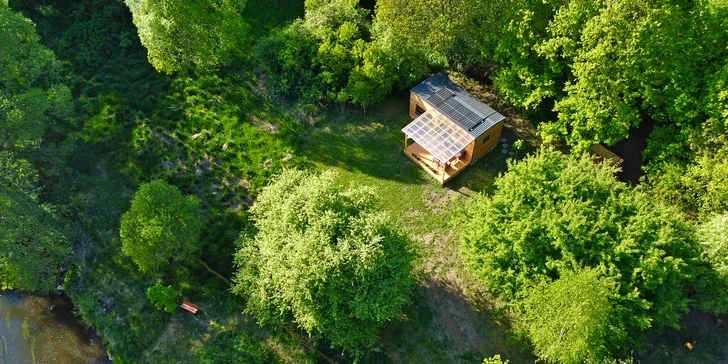 Plně vybavený tiny house na břehu řeky Ohře: terasa s grilem i ohniště