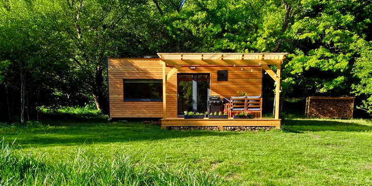 Plně vybavený tiny house na břehu řeky Ohře: terasa s grilem i ohniště