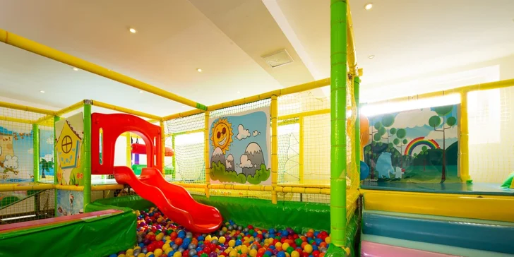 Pobyt v největším rodinném resortu na Slovensku: venkovní hřiště i prolézačky, trampolíny, bazén a sauny