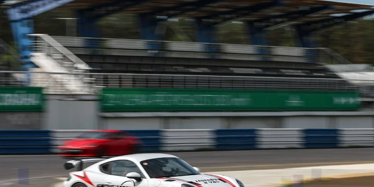 Okruhová jízda v Porsche GT4 RS – 500 koní adrenalinu