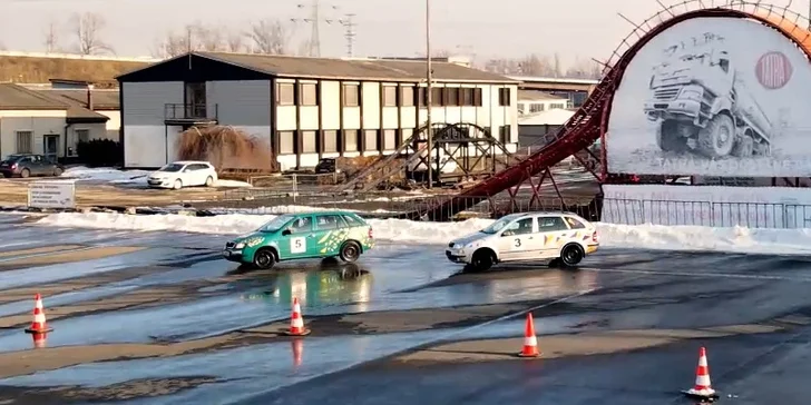 Zasednete za volant jednoho z připravených závodních vozů s návleky na pneumatikách a instruktor v safety car s vámi projede ve vláčku 3 kola. 