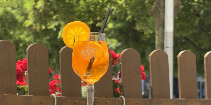 Drink dle výběru pro 1 i 2 osoby v kavárně U Zlaté koruny: Aperol Spritz či Gin & tonic