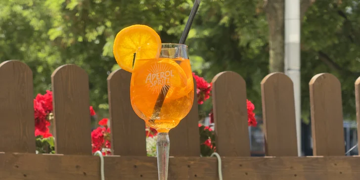 Drink dle výběru pro 1 i 2 osoby v kavárně U Zlaté koruny: Aperol Spritz či Gin & tonic