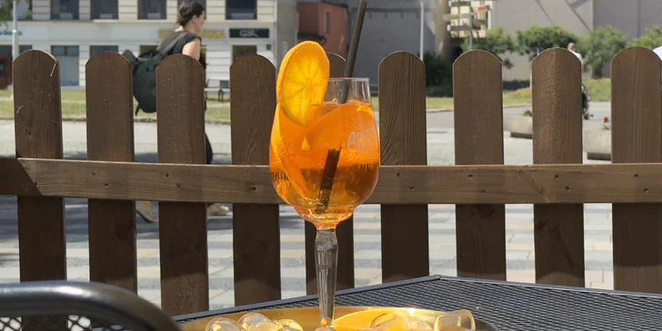 Drink dle výběru pro 1 i 2 osoby v kavárně U Zlaté koruny: Aperol Spritz či Gin & tonic