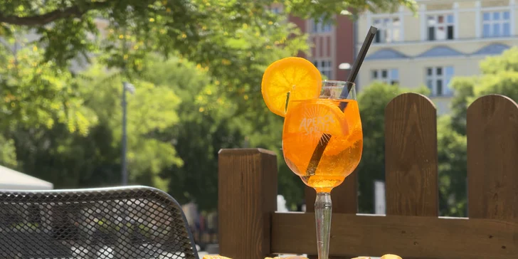 Drink dle výběru pro 1 i 2 osoby v kavárně U Zlaté koruny: Aperol Spritz či Gin & tonic