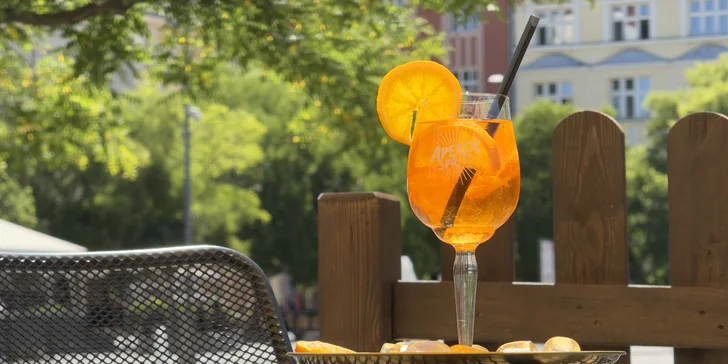Drink dle výběru pro 1 i 2 osoby v kavárně U Zlaté koruny: Aperol Spritz či Gin & tonic