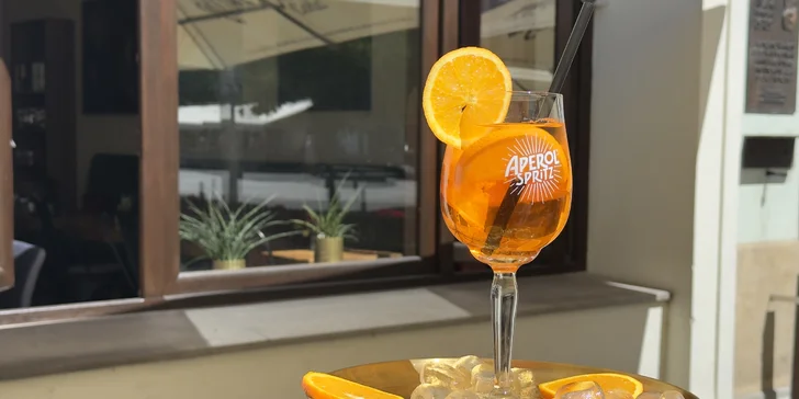 Drink dle výběru pro 1 i 2 osoby v kavárně U Zlaté koruny: Aperol Spritz či Gin & tonic