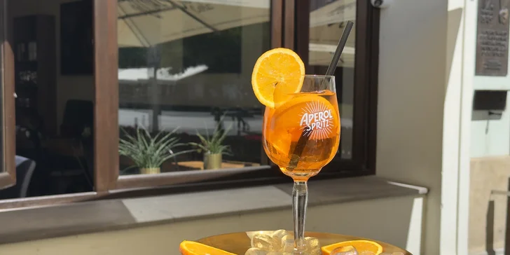 Drink dle výběru pro 1 i 2 osoby v kavárně U Zlaté koruny: Aperol Spritz či Gin & tonic