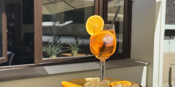 Drink dle výběru pro 1 i 2 osoby v kavárně U Zlaté koruny: Aperol Spritz či Gin & tonic