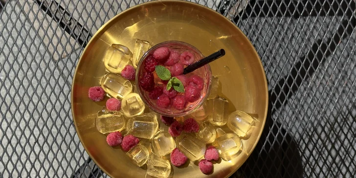 Drink dle výběru pro 1 i 2 osoby v kavárně U Zlaté koruny: Aperol Spritz či Gin & tonic