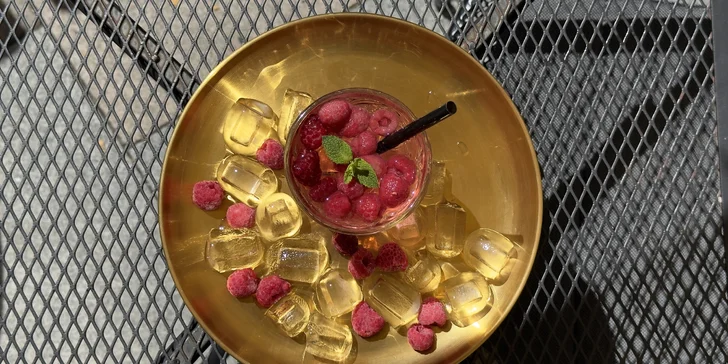 Drink dle výběru pro 1 i 2 osoby v kavárně U Zlaté koruny: Aperol Spritz či Gin & tonic