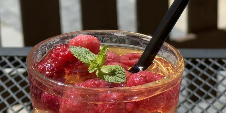 Drink dle výběru pro 1 i 2 osoby v kavárně U Zlaté koruny: Aperol Spritz či Gin & tonic