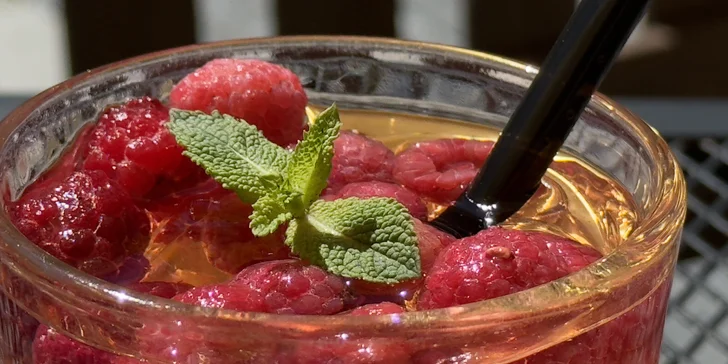 Drink dle výběru pro 1 i 2 osoby v kavárně U Zlaté koruny: Aperol Spritz či Gin & tonic