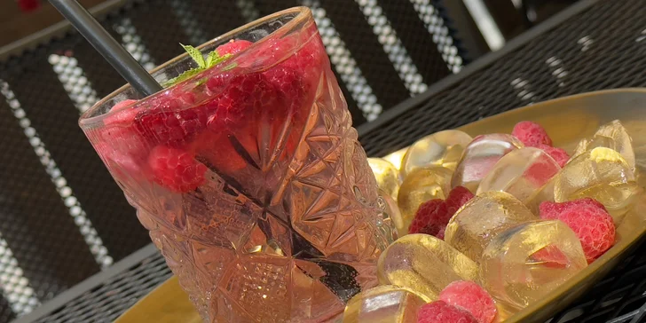 Drink dle výběru pro 1 i 2 osoby v kavárně U Zlaté koruny: Aperol Spritz či Gin & tonic