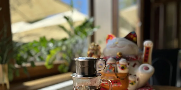 Spojení filtru a kondenzovaného mléka: vietnamská káva v kavárně U Zlaté koruny pro 1 či 2 osoby