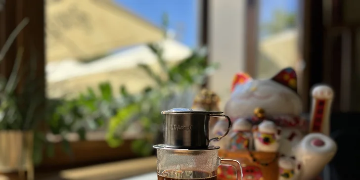 Spojení filtru a kondenzovaného mléka: vietnamská káva v kavárně U Zlaté koruny pro 1 či 2 osoby