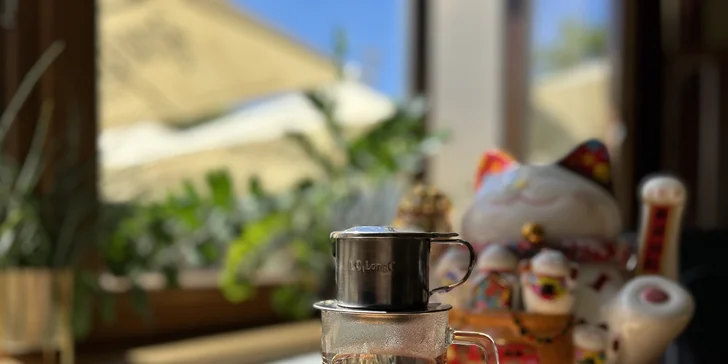 Spojení filtru a kondenzovaného mléka: vietnamská káva v kavárně U Zlaté koruny pro 1 či 2 osoby