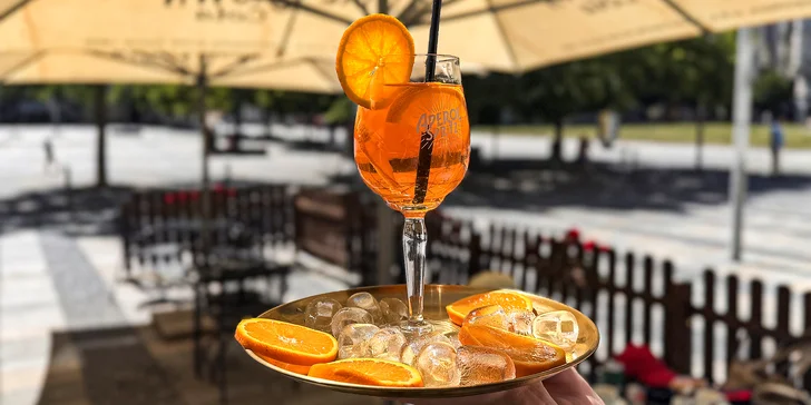 Drink dle výběru pro 1 i 2 osoby v kavárně U Zlaté koruny: Aperol Spritz či Gin & tonic