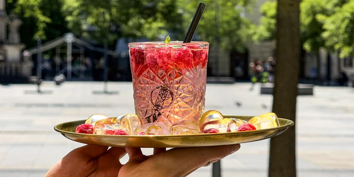 Drink dle výběru pro 1 i 2 osoby v kavárně U Zlaté koruny: Aperol Spritz či Gin & tonic