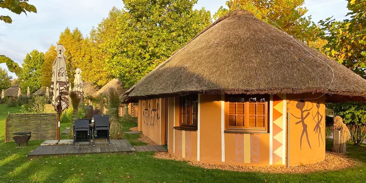 Afrika ve Dvoře Králové: bungalov v kempu, snídaně, neomezený vstup do safari i vířivka