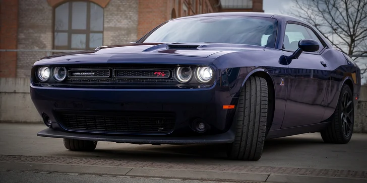 Zážitek v americkém Dodge Challenger 6,4 l Scat Pack: spolujízda i řízení