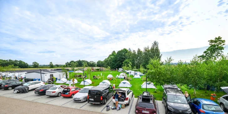 Kemp jen 2 km od zábavního parku Energylandie: stan, glamp či apartmán