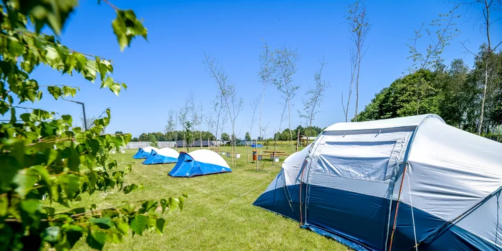 Kemp jen 2 km od zábavního parku Energylandie: stan, glamp či apartmán
