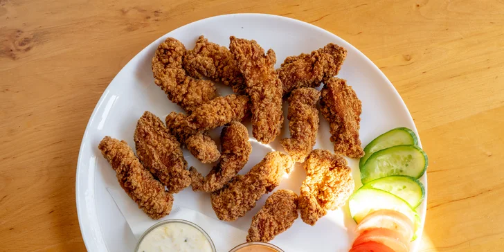 1 nebo 2 kg kuřecích a vepřových stripsů s dipy, oblohou a pečivem