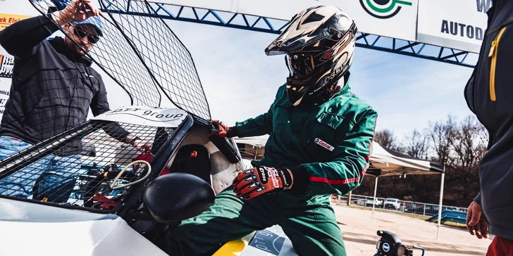Jízda ve speciální závodní buggy Kartcross na 4 tratích po celé ČR