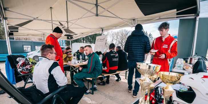 Jízda ve speciální závodní buggy Kartcross na 4 tratích po celé ČR
