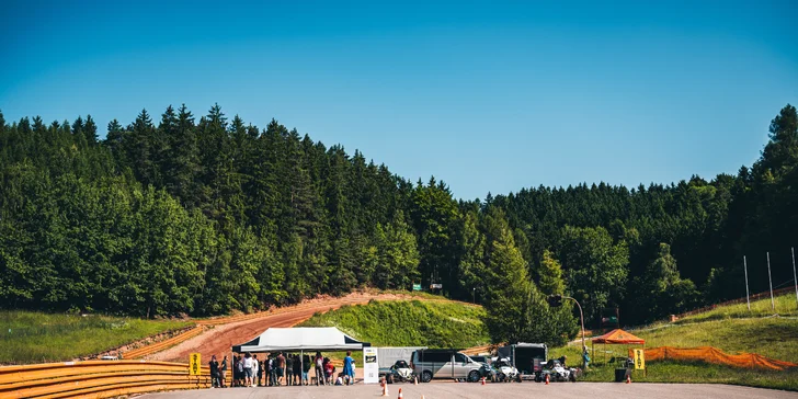 Jízda ve speciální závodní buggy Kartcross na 4 tratích po celé ČR