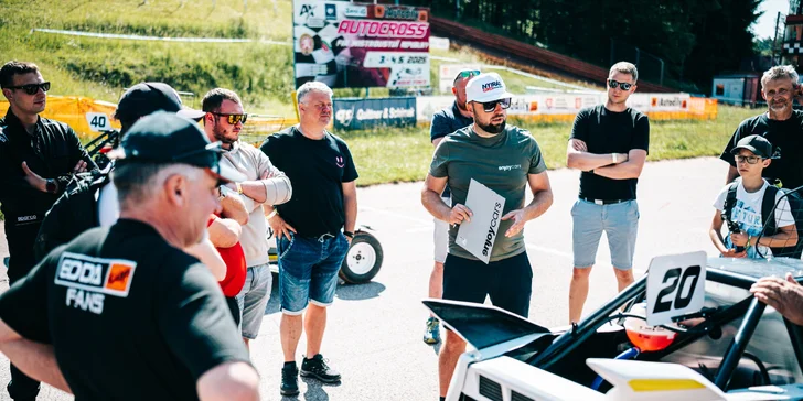 Jízda ve speciální závodní buggy Kartcross na 4 tratích po celé ČR