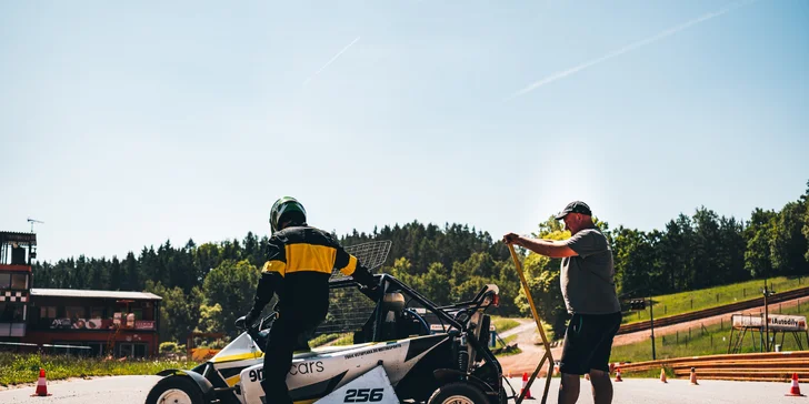 Jízda ve speciální závodní buggy Kartcross na 4 tratích po celé ČR