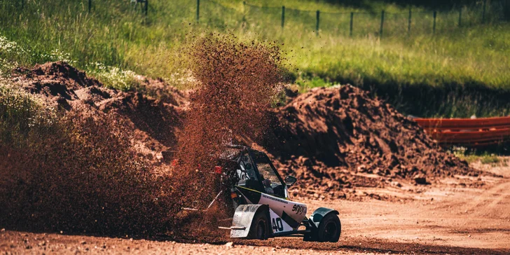 Jízda ve speciální závodní buggy Kartcross na 4 tratích po celé ČR