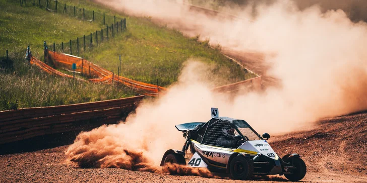 Jízda ve speciální závodní buggy Kartcross na 4 tratích po celé ČR