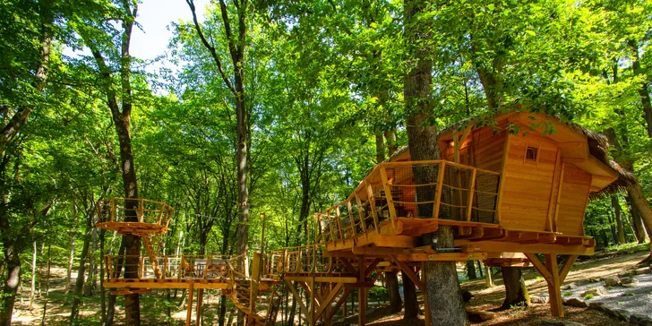 Romantika nebo rodinné dobrodružství v domečku na stromě v Bojnicích, snídaně v ceně