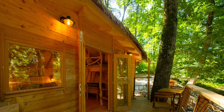 Romantika nebo rodinné dobrodružství v domečku na stromě v Bojnicích, snídaně v ceně