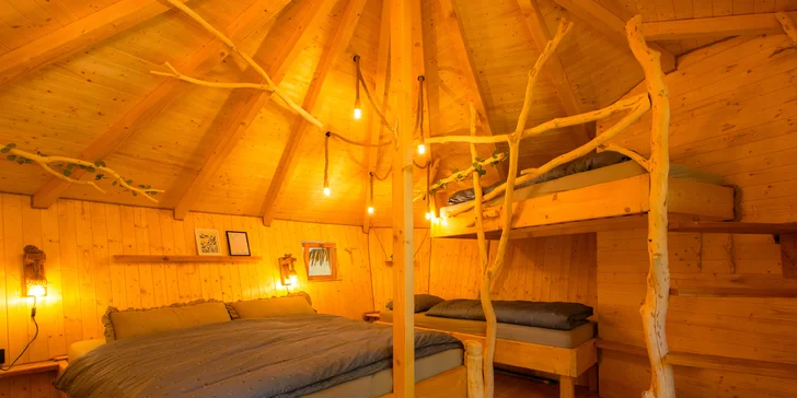 Romantika nebo rodinné dobrodružství v domečku na stromě v Bojnicích, snídaně v ceně