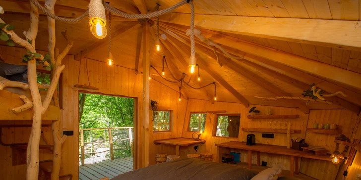 Romantika nebo rodinné dobrodružství v domečku na stromě v Bojnicích, snídaně v ceně