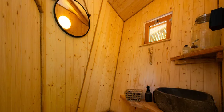 Romantika nebo rodinné dobrodružství v domečku na stromě v Bojnicích, snídaně v ceně