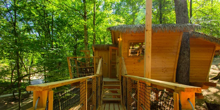 Romantika nebo rodinné dobrodružství v domečku na stromě v Bojnicích, snídaně v ceně