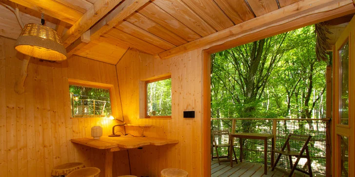 Romantika nebo rodinné dobrodružství v domečku na stromě v Bojnicích, snídaně v ceně