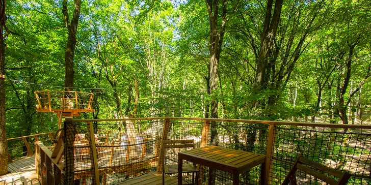 Romantika nebo rodinné dobrodružství v domečku na stromě v Bojnicích, snídaně v ceně