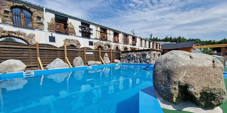 Relax pro pár i rodinu v Pekle Čertovina: pobyt v Kocourkově vhodný i pro seniory, polopenze, wellness, bazén